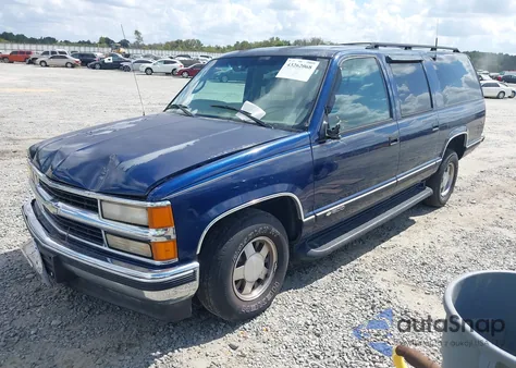 1998 Chevrolet Suburban 1500 z USA, uszkodzony, nr VIN 1GNEC16R5WJ301978